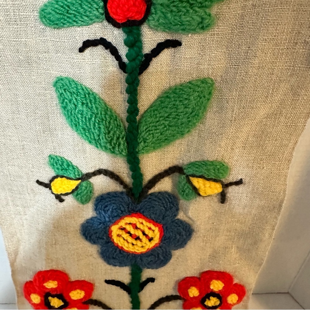 Gorgeous vintage handmade yarn art wall hanging - Picture 4 of 7